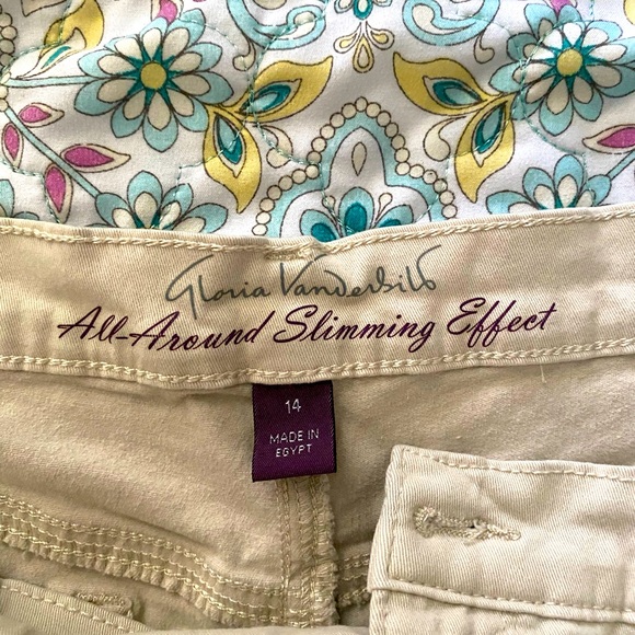 Gloria Vanderbilt All-Around Slimming Effect Cuff Capri. - Picture 2 of 4